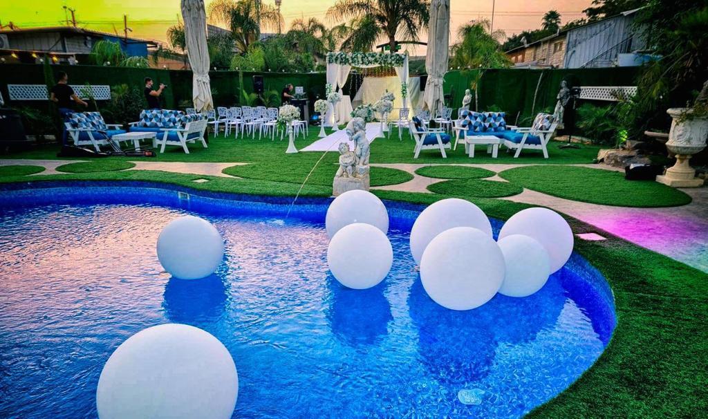 בחצר של אפריים מרכז  3  לופט 4 יו