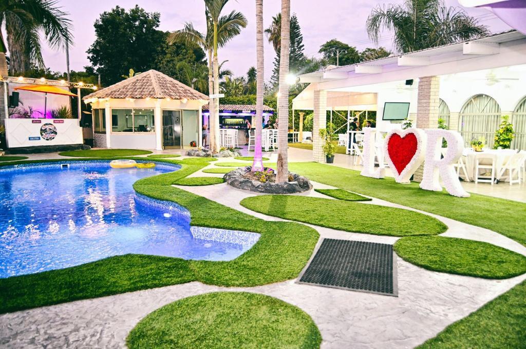 בחצר של אפריים מרכז  11  לופט 4 יו