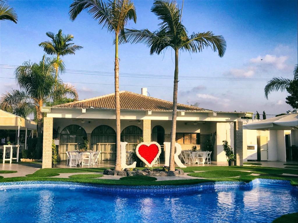 בחצר של אפריים מרכז  5  לופט 4 יו